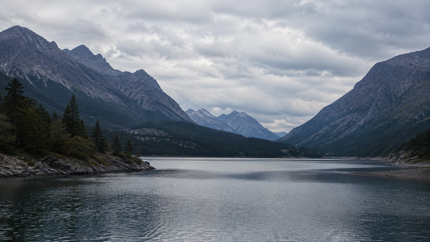 Lago tranquilo rodeado de montañas